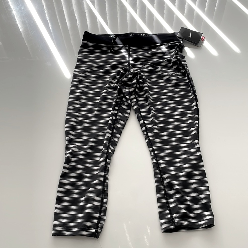 New! NIKE crop length leggings. Size M